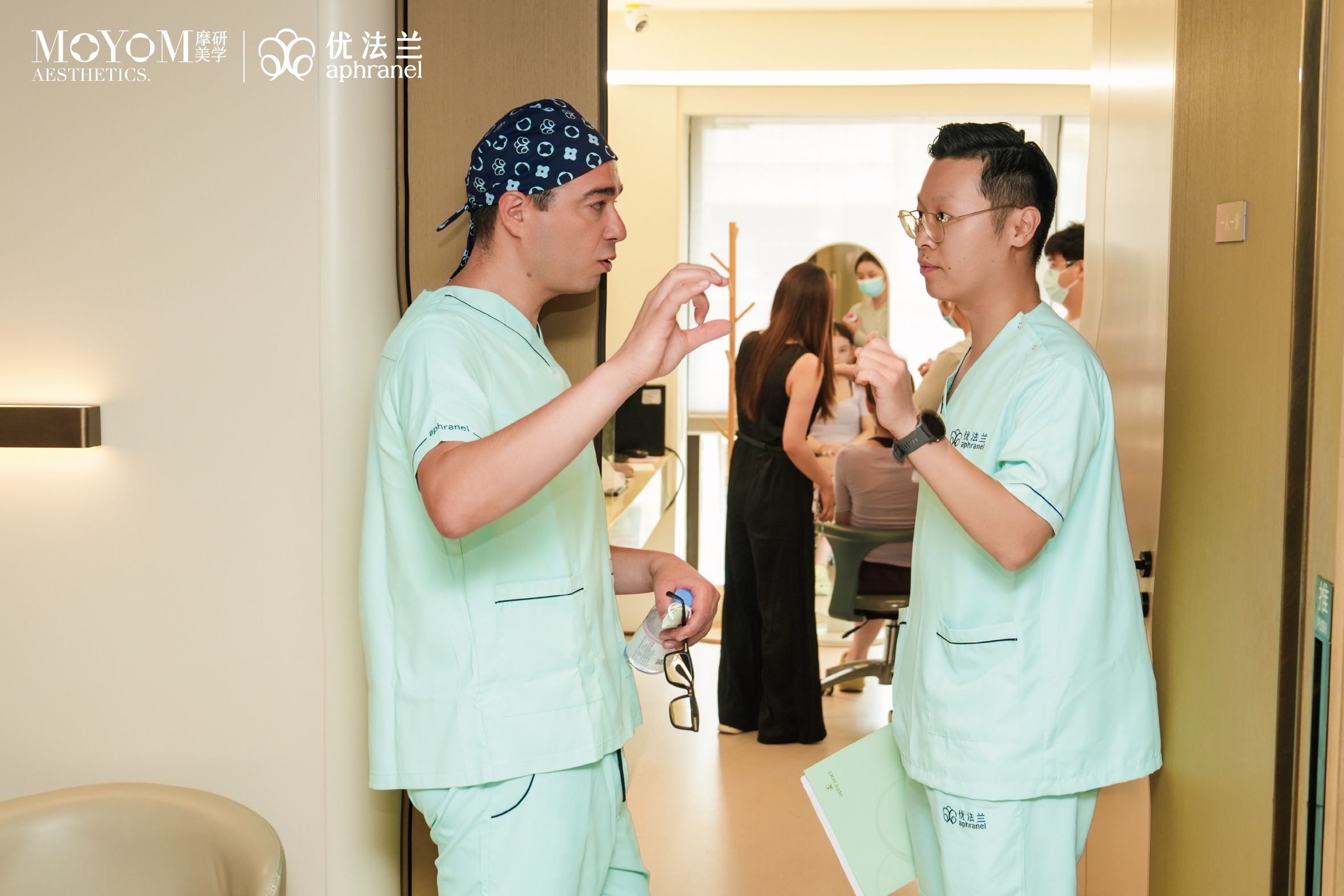 Dr. Tiago与中国医师在临床现场交流。