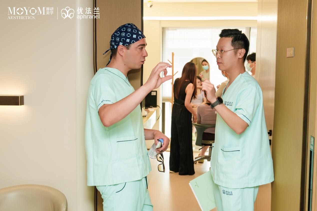 Dr. Tiago Guimaraes exchanges clinical perspectives with a Chinese physician during an Aphranel visit.
