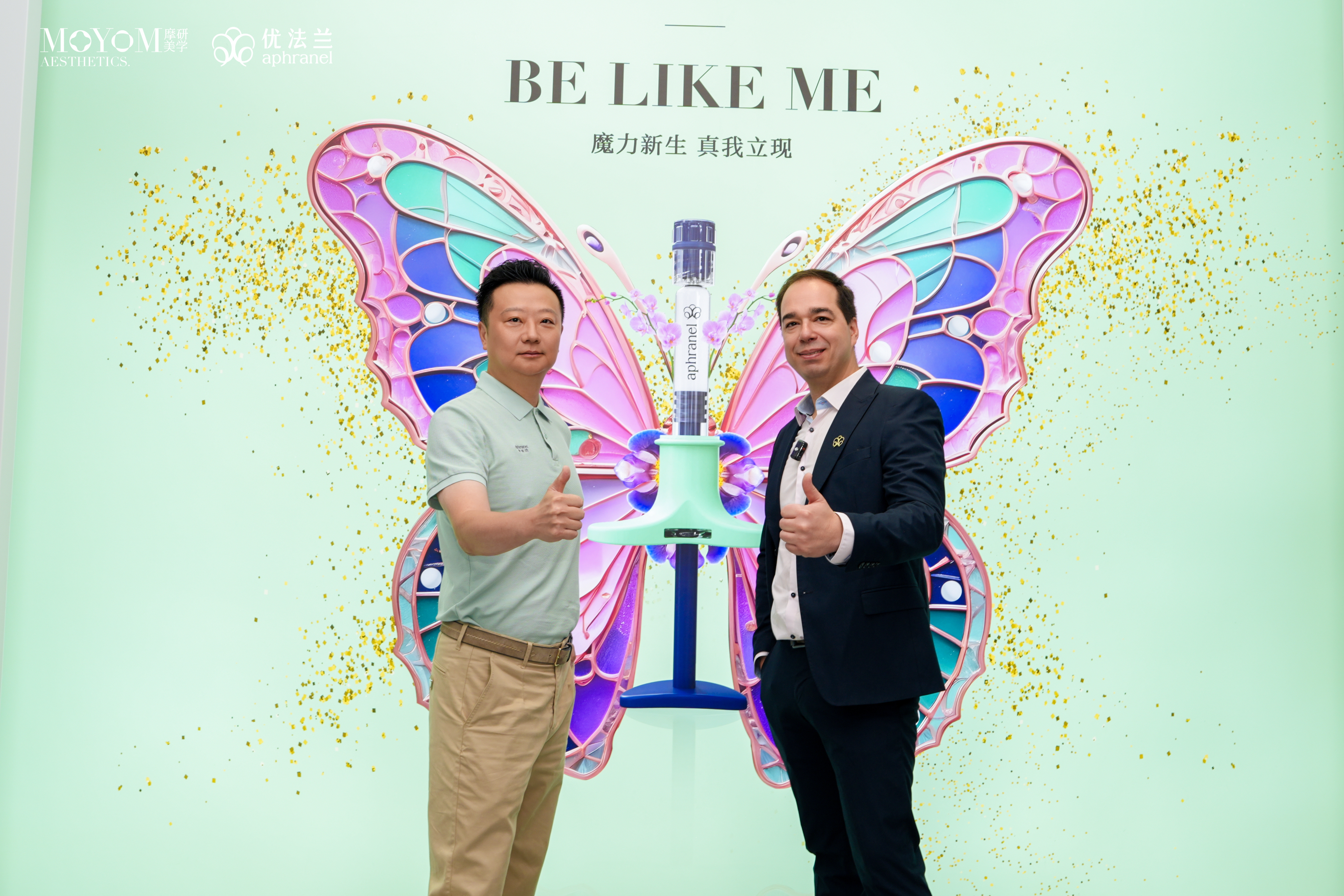 Dr. Tiago在优法兰再生美学交流活动背景板前合影。