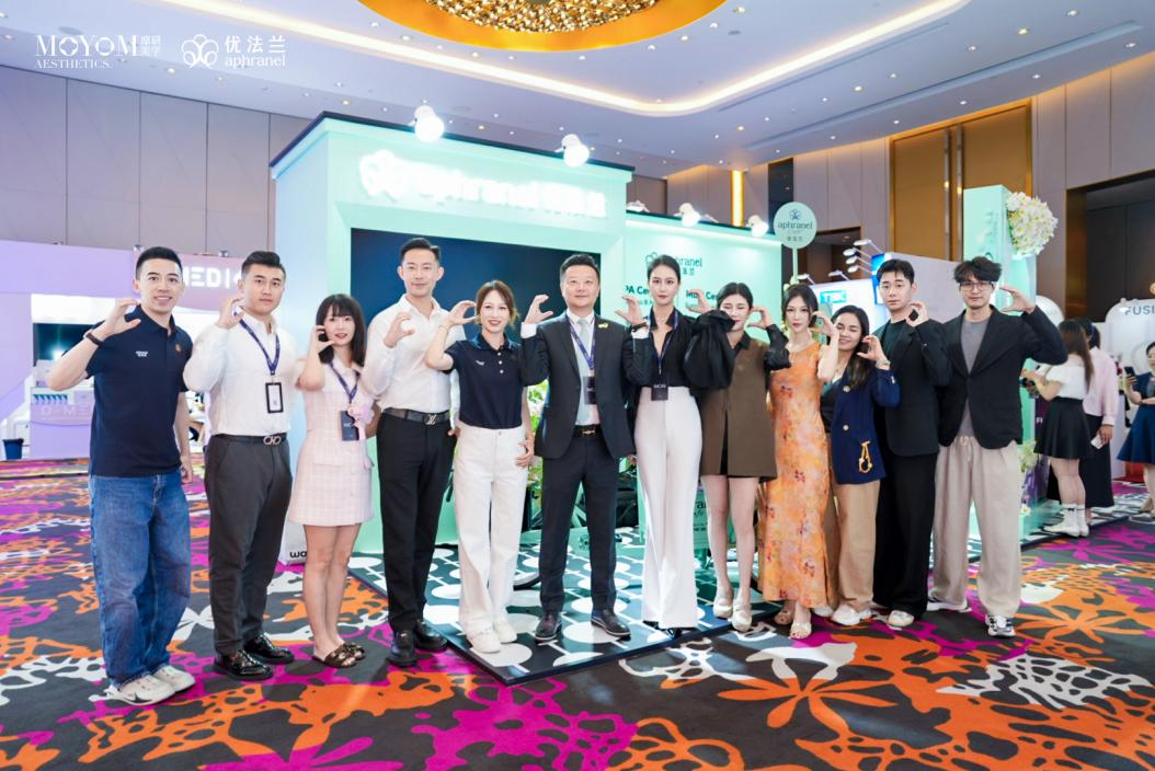 优法兰团队与嘉宾在IMCAS China展位合影。
